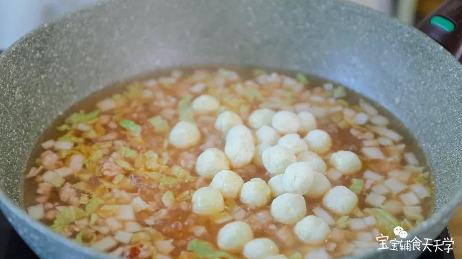 倒入土豆球煮熟