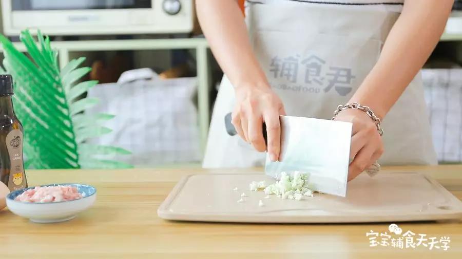 菜花切散顶部，保留小颗粒，去掉根茎