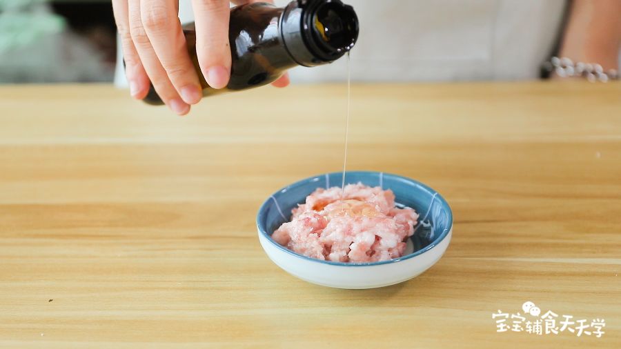 肉末倒入一点核桃油捞匀、腌制一下