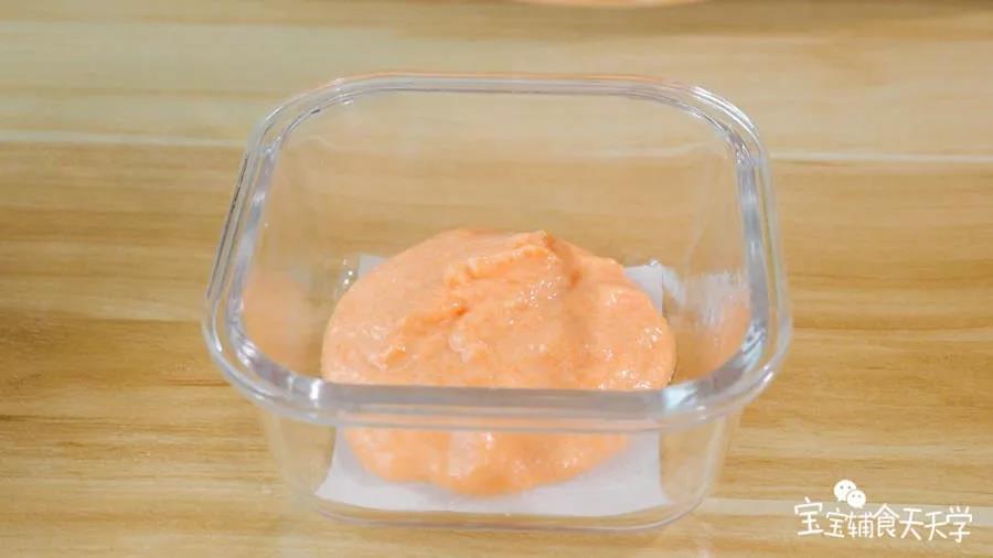 底部垫上油纸，倒入糊糊