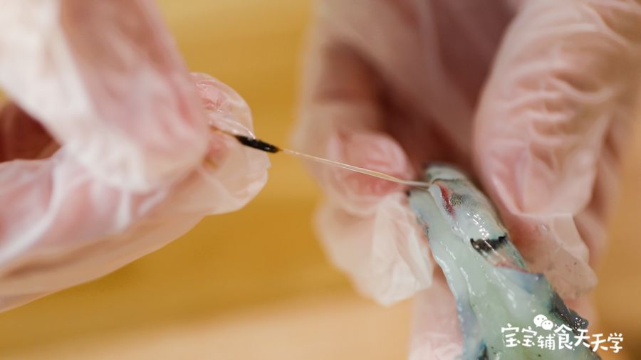 鲜虾肉去虾线，开边打开