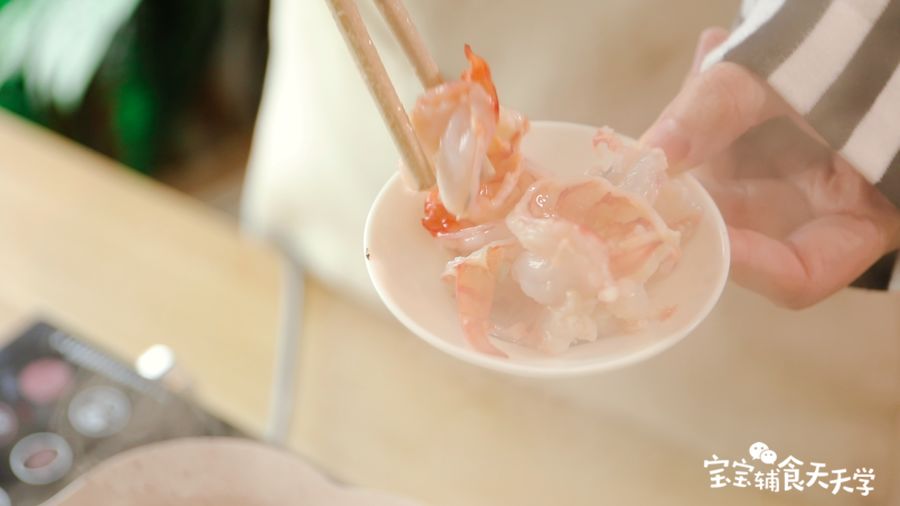 鲜虾肉下锅稍微烫熟