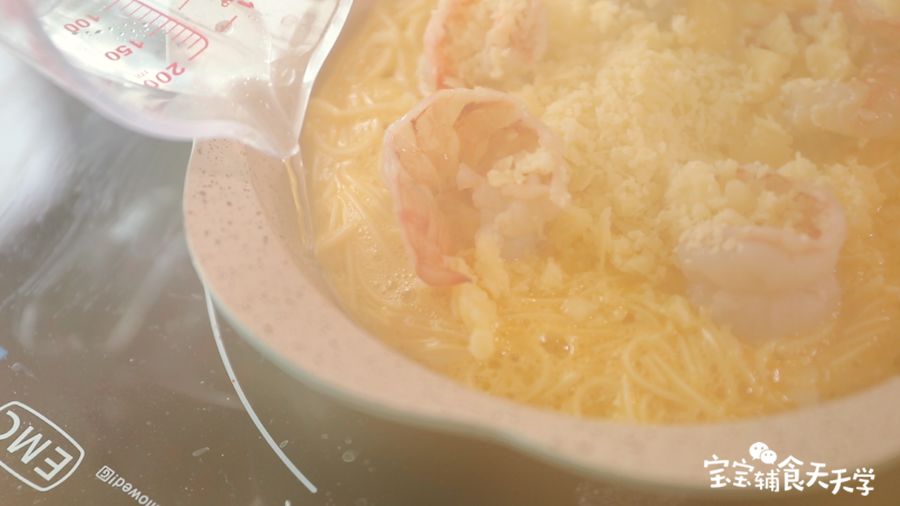 面饼的边边倒一点热水