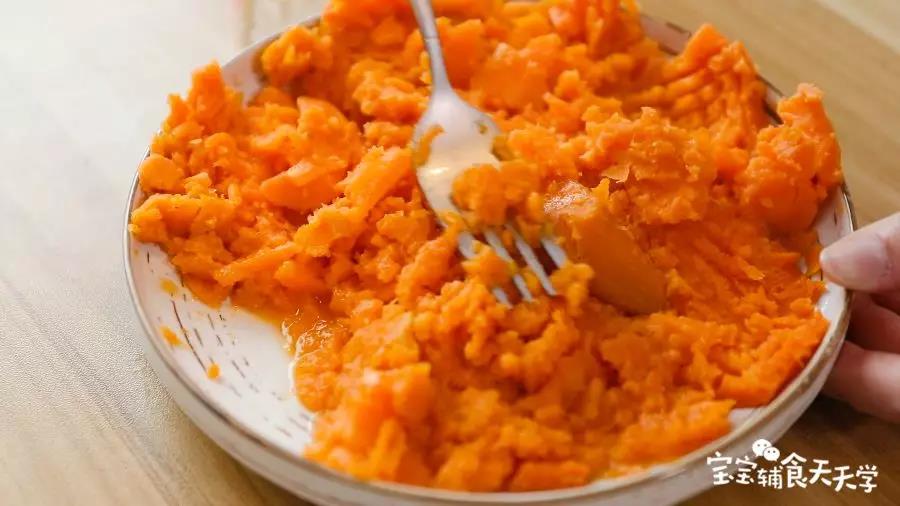 第2步：红薯蒸熟，稍微放凉后压泥