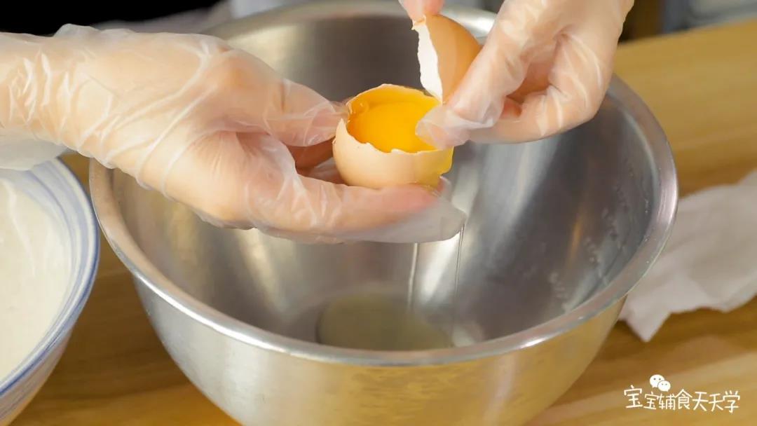第2步：把3个鸡蛋的蛋黄与蛋清分开，分别装在无油无水的深碗中