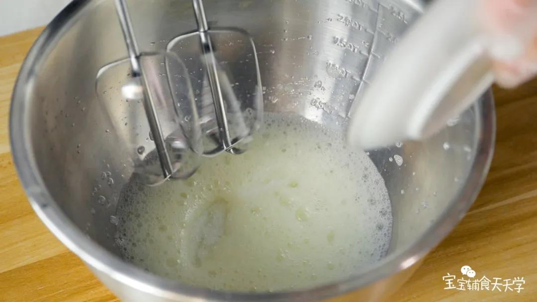 第9步：如果需要加糖，在高速打发到冒粗大的鱼眼泡泡时，就可以下糖继续打发