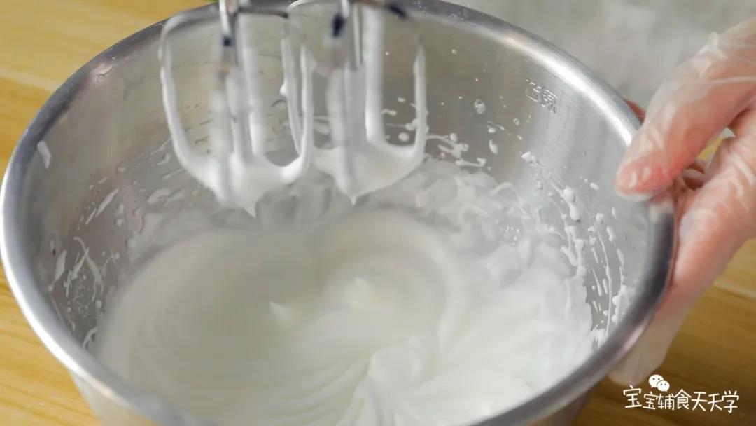 第10步：打发蛋白至划动起来有明显的花纹，抬起打蛋器有立挺的小勾，不会滴落