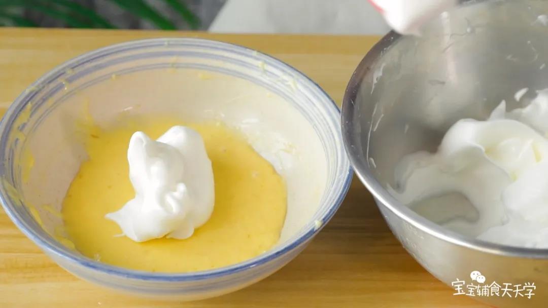 第11步：取三分之一蛋白打发到蛋黄糊中，翻拌均匀