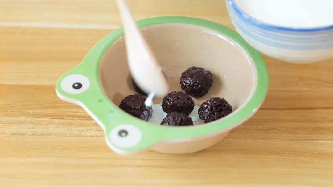 紫米丸放在碗里，倒入适量牛奶