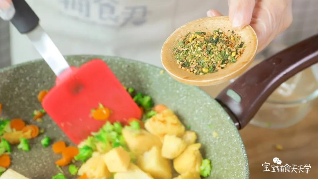 加入海苔拌饭料，翻拌均匀