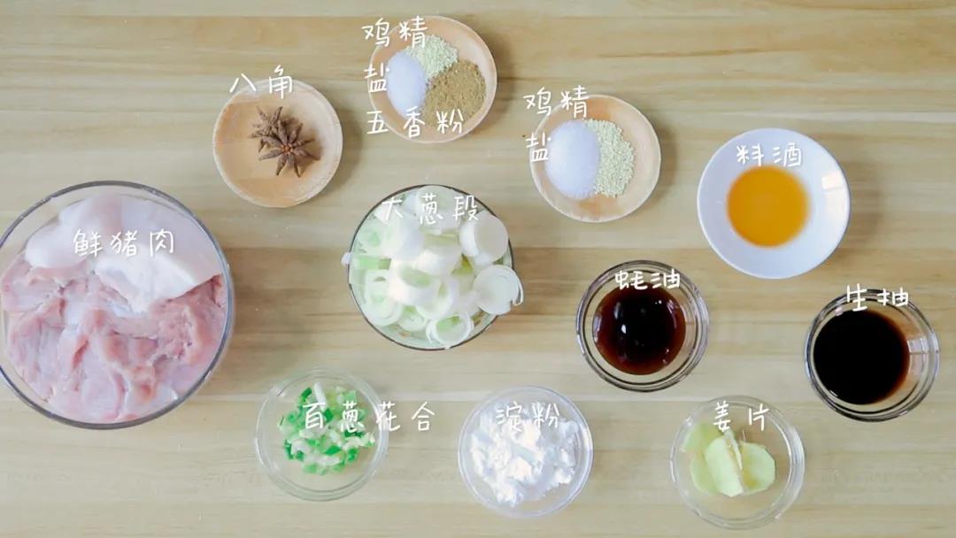 食材准备：猪肉(7分瘦) / 300克，酱油 / 15克，蚝油 / 15克，料酒 / 5克，土豆淀粉 / 3克，，五香粉、鸡精、盐、葱花、姜片、大葱段、八角适量