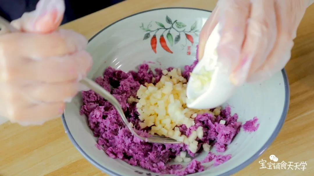 加入苹果丁，混合均匀