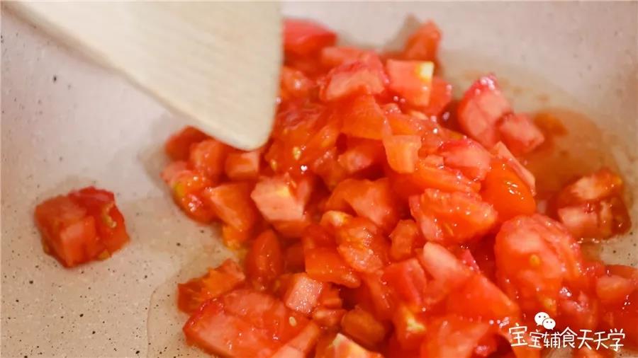 锅里倒油，小火加热，倒入番茄粒翻炒