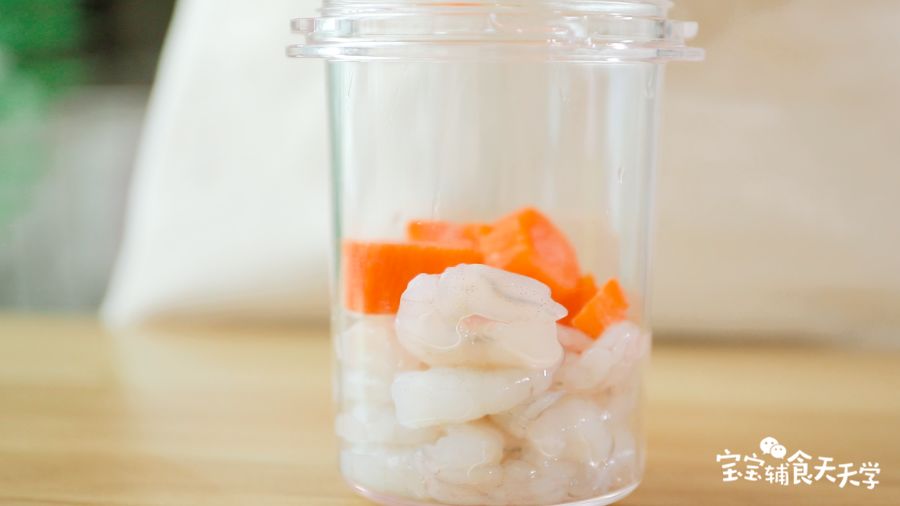 虾肉、胡萝卜放入搅拌机