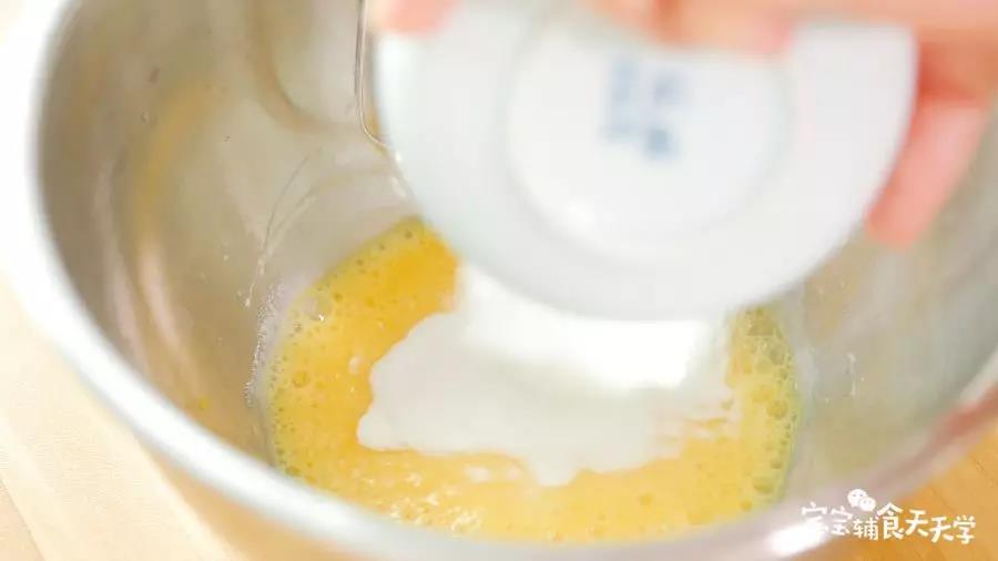 搅打散鸡蛋后加入细砂糖