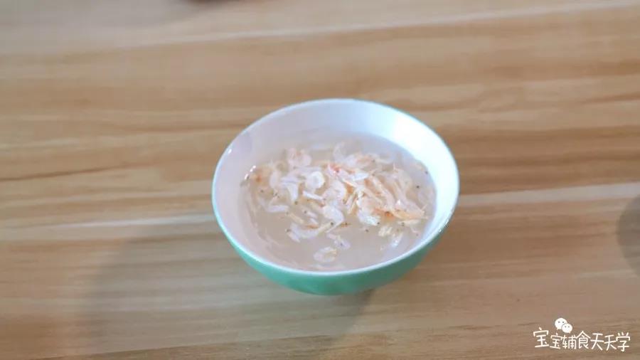 第2步：虾皮清水浸泡10分钟，泡好的虾皮沥干水分