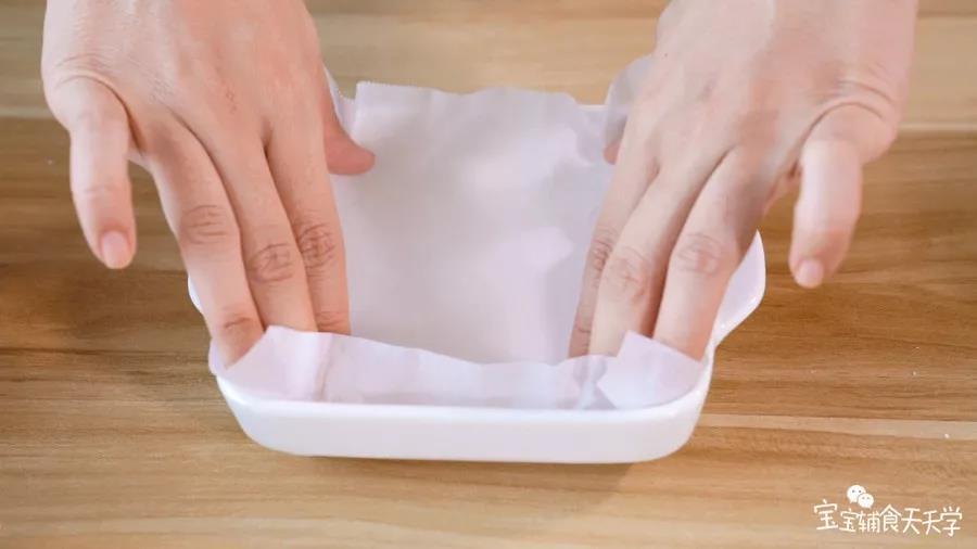 第7步：容器铺一张油纸防粘，方便脱模