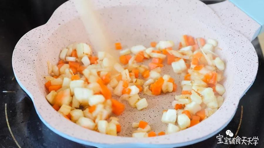 第7步：锅里倒油，小火加热，倒入虾皮、茄子碎、胡萝卜碎翻炒炒软