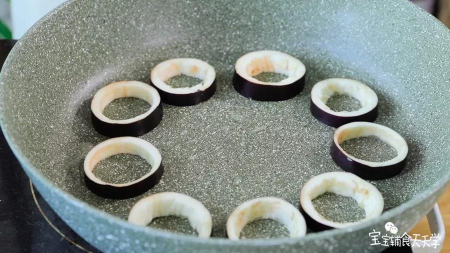 第9步：锅里扫一层油，小火加热，放入茄子圈