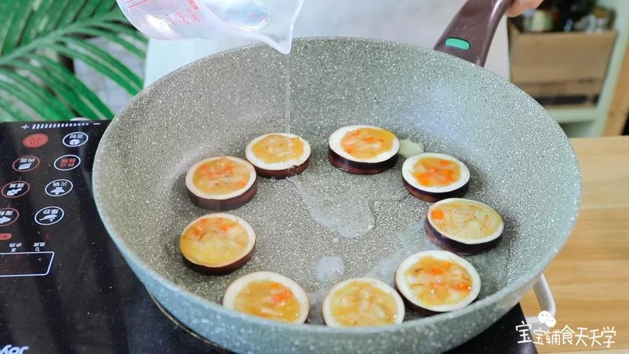 第11步：锅里加点水，加盖焖干蛋液、焖软茄子