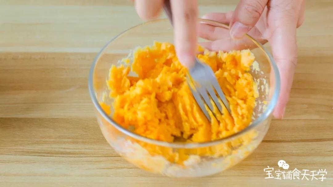 蒸熟的红薯加入牛奶压成泥