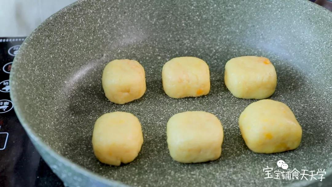 锅里刷薄薄的一层油，小火热锅，放入仙豆糕小火慢煎6个面