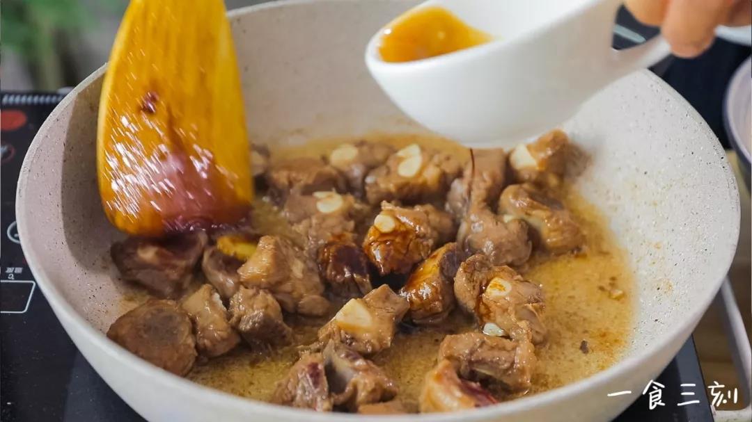 加入酱油、喼汁翻炒