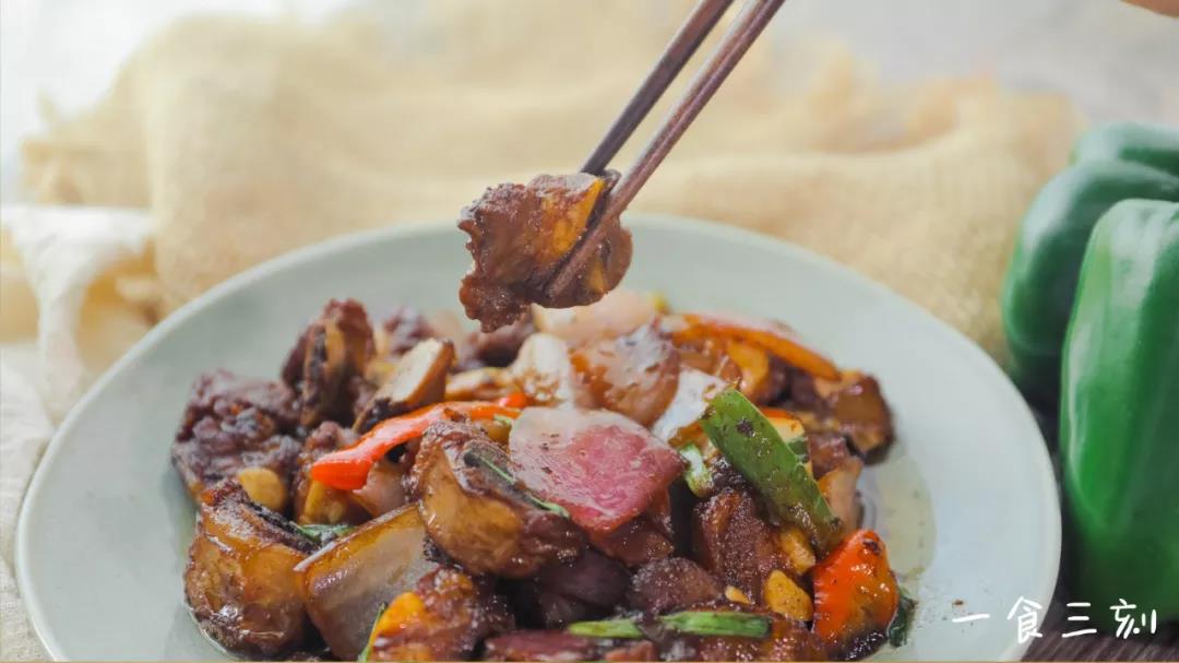 油亮亮的排骨上，有红红绿绿的辣椒、葱段点缀着，看起来特别有食欲。