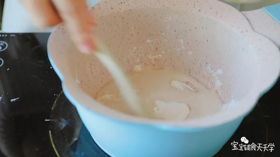 藕粉倒入锅中，先加入少量凉清水把藕粉兑开