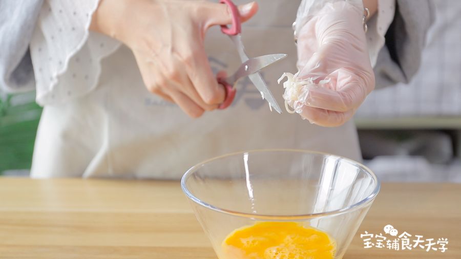 浸泡好的银鱼剪碎，放入蛋液里