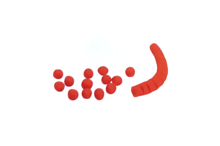 步骤3：搓出橙色长条，并用其捏出圆形石榴籽。