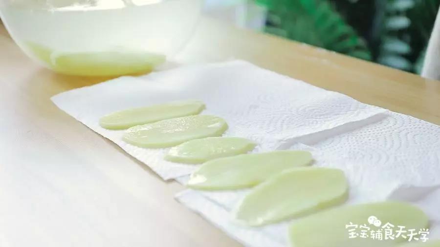 厨房纸吸干土豆片水分