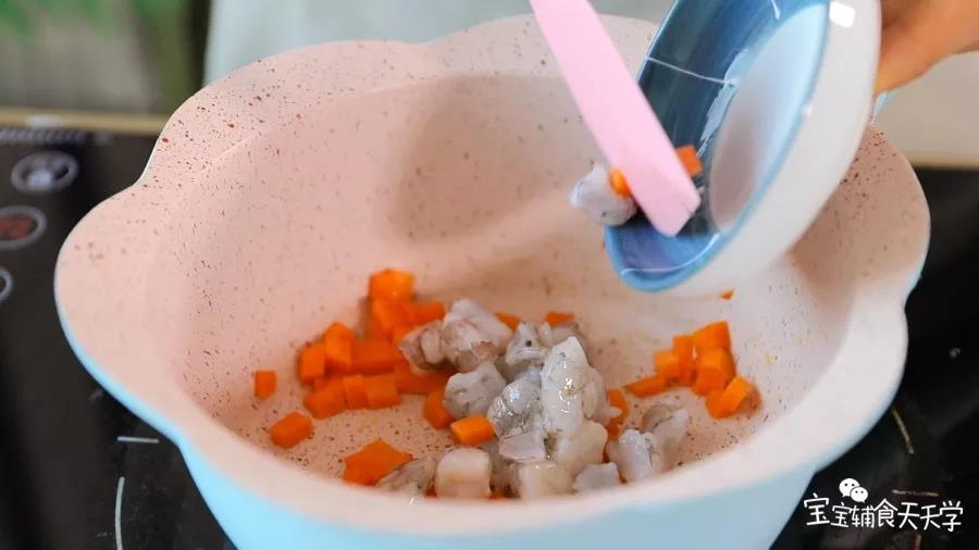 锅里倒油，倒入鲜虾粒、胡萝卜粒翻炒炒软