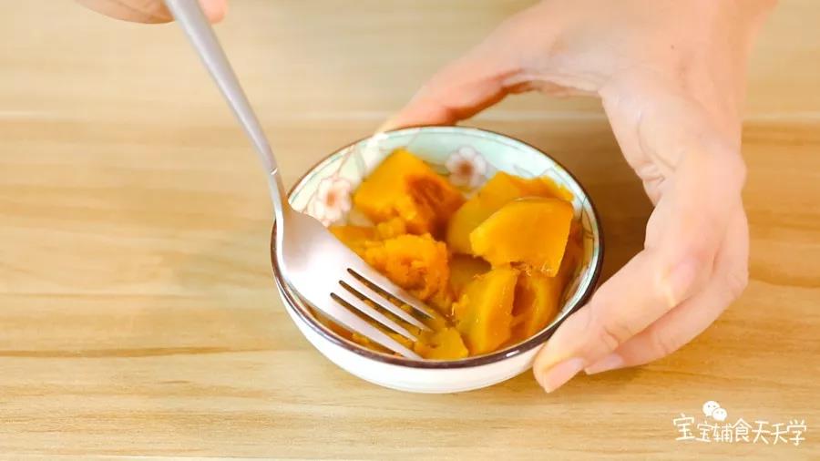 蒸熟的南瓜压泥