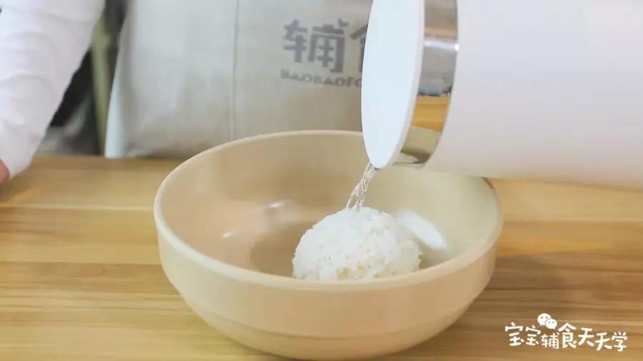 第3步：米饭加少量水，使其吸收水分