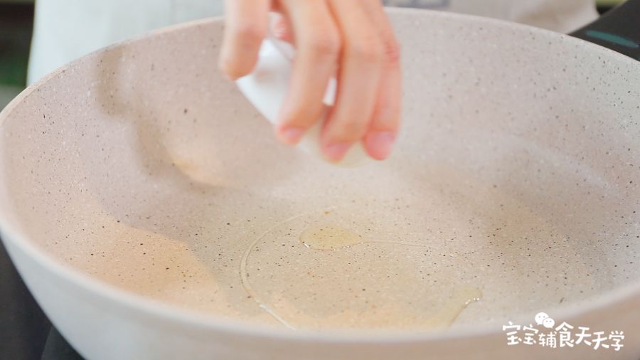 第8步：锅里倒油，小火热锅