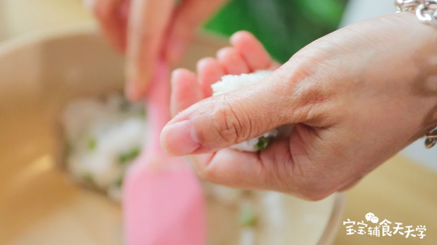 第9步：手里沾点水防粘，抓取一小团米饭