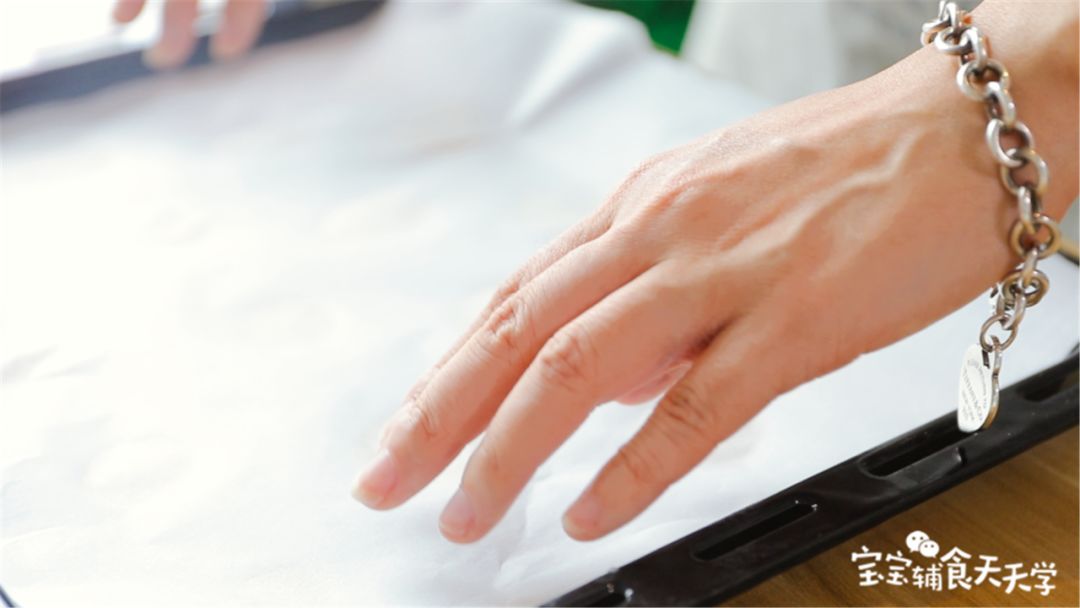 另一张油纸覆盖，轻轻压薄