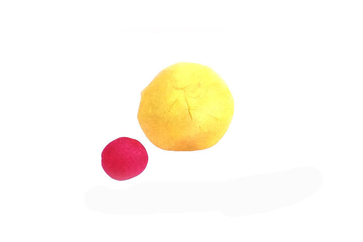 步骤1：搓出黄色和粉色圆球