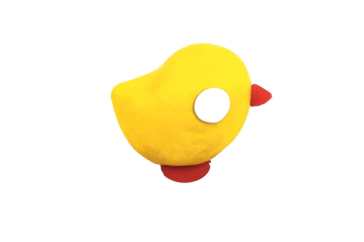 步骤3：捏出眼白，并同鸡嘴粘在头部，鸡脚粘在身体下方。