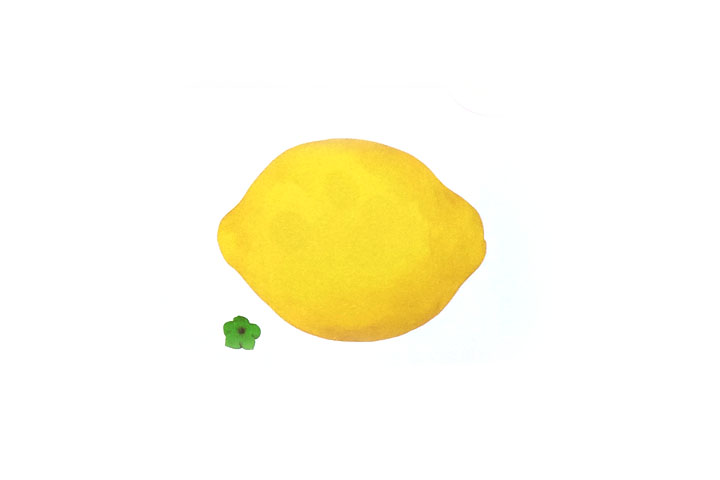 步骤2：用圆球捏出柠檬外形，并捏出绿色根蒂。