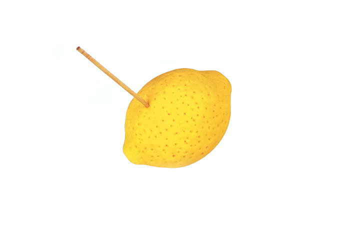 步骤3：用牙签在柠檬上扎出细小的浅坑