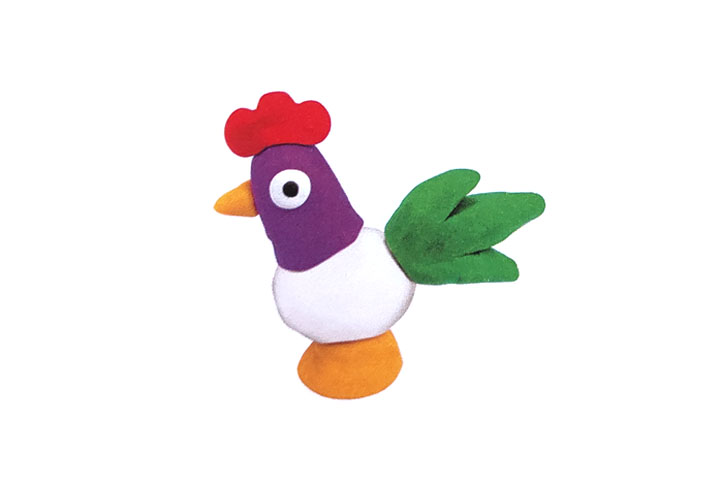 步骤3：把鸡身、鸡脖，鸡尾和底座固定在一起，并在头部粘上眼睛、鸡嘴和鸡冠。