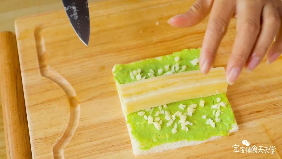 摆上一根香蕉卷起来