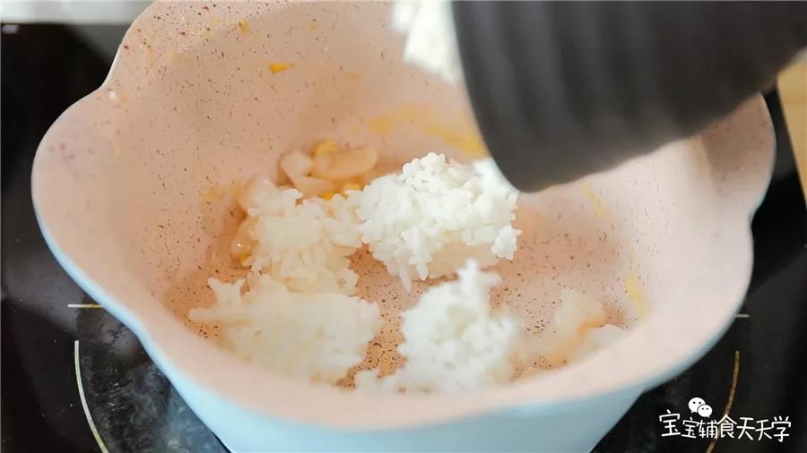 第9步：原锅倒入贝柱和米饭翻炒