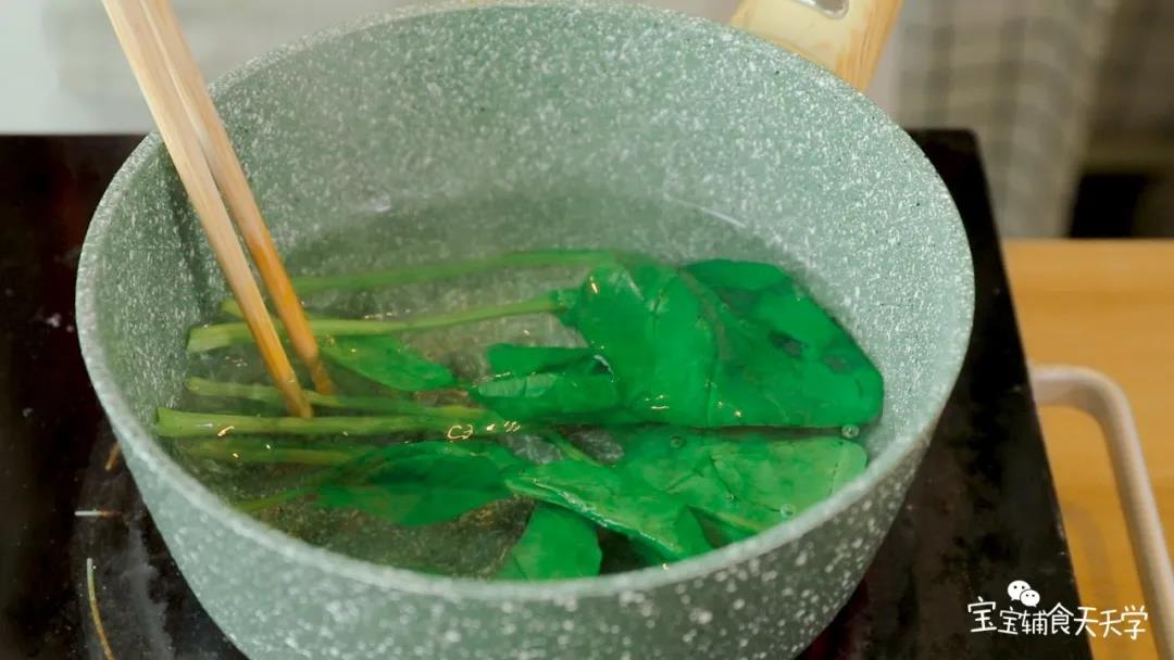 胡萝卜丝、青瓜丝、菠菜分别焯水焯熟备用