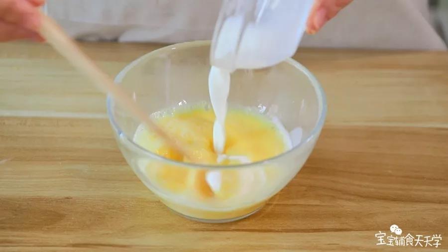 蛋液里倒入牛奶均匀搅拌