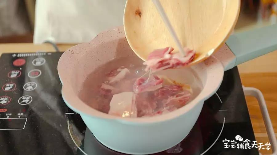 羊肉和姜片冷入入锅焯水