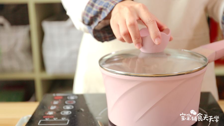 重新准备一锅水，放入羊肉大火烧开后中小火炖30分钟