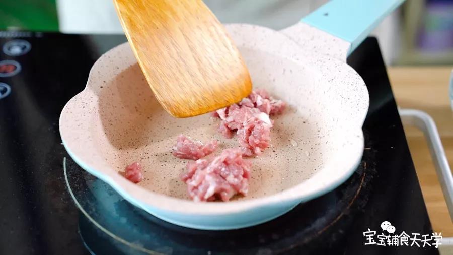 第6步：锅里倒油，小火加热，倒入肉末翻炒